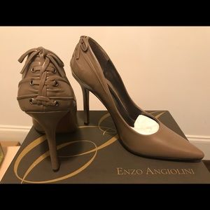Pointed toe pump